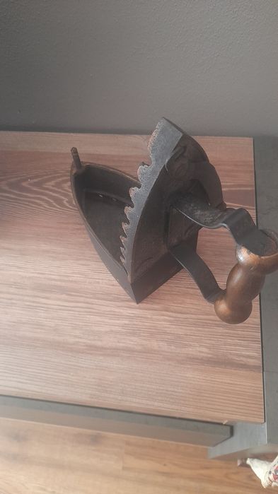 Ferro de engomar a carvão