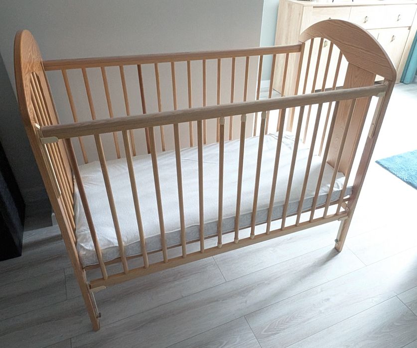Łóżeczko drewniane regulowane