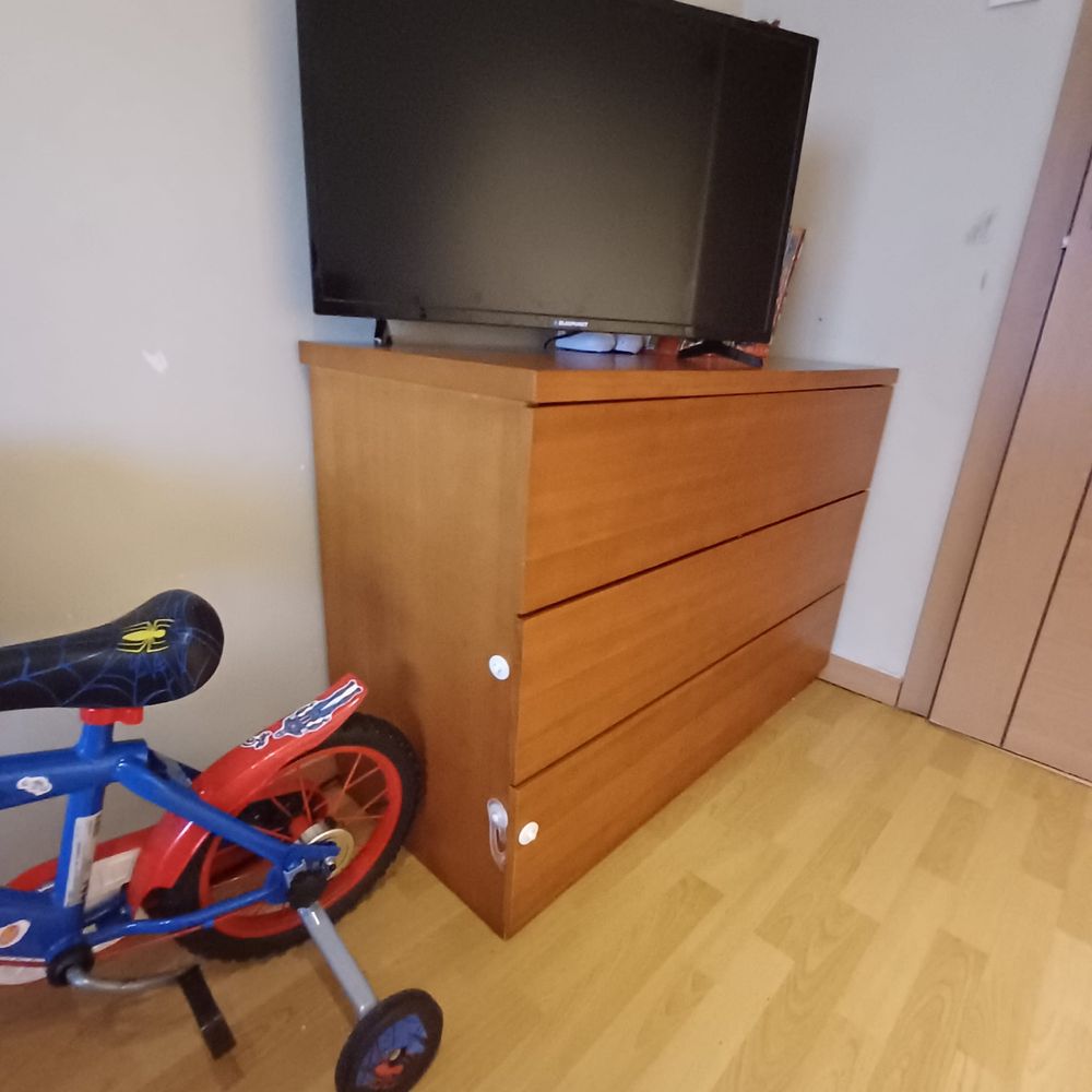 Cama com mesa de cabeceiras