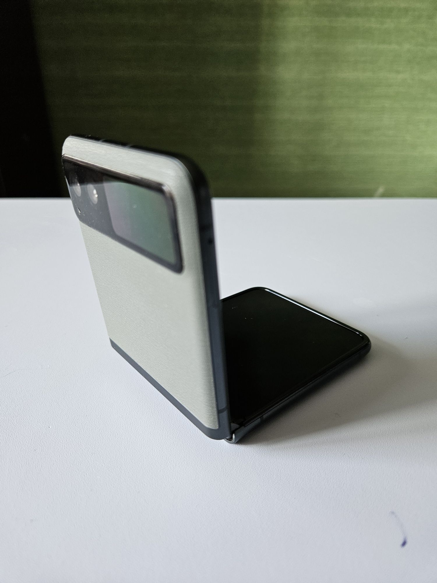 Телефон Motorola Razr 40. Працює тільки половина екрана