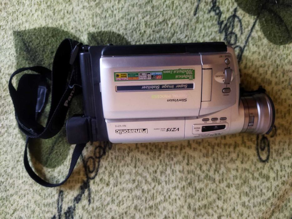 Видеокамера Panasonic NV-VZ15.