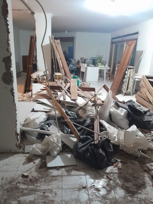 Demolição e recolha entulho