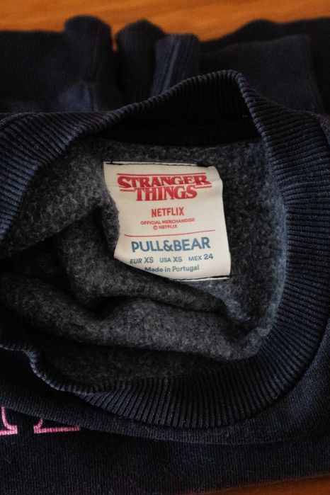 Sweater preta com design inspirado em Stranger Things