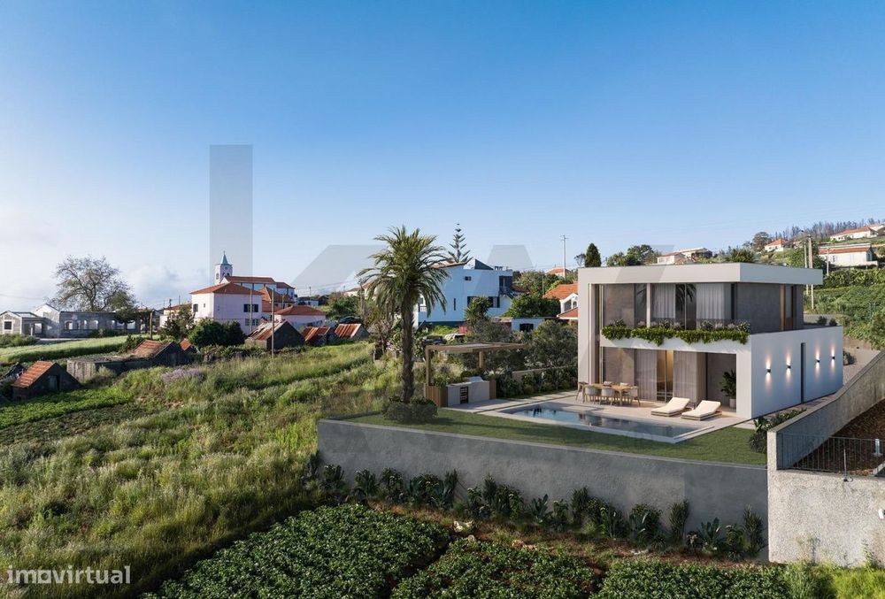 Terreno com Moradia Moderna em Construção -  Ponta do Pargo