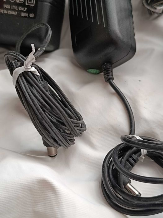 15 Carregadores elétricos e adaptadores