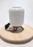 Candeeiro de mesa em vidro branco com base em madeira