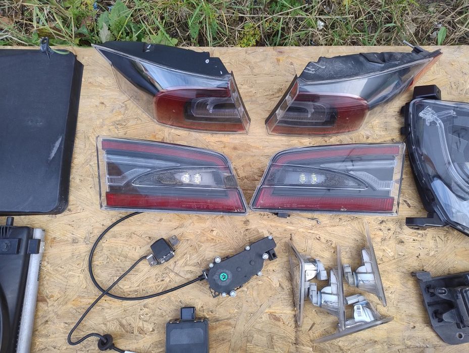 Деталі передка Tesla Model S