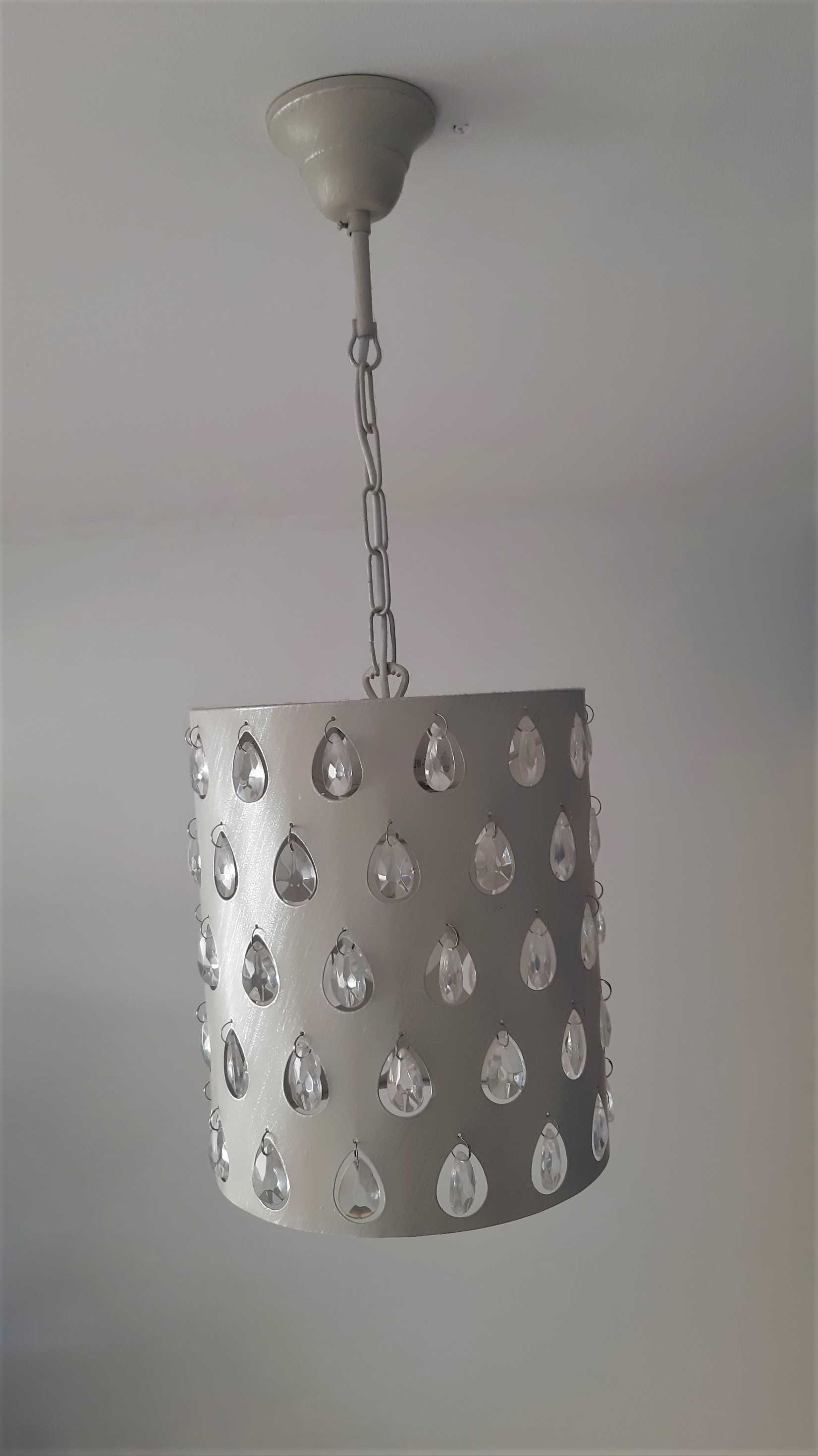 Lampa sufitowa wisząca biała z kryształkami metalowa glamour