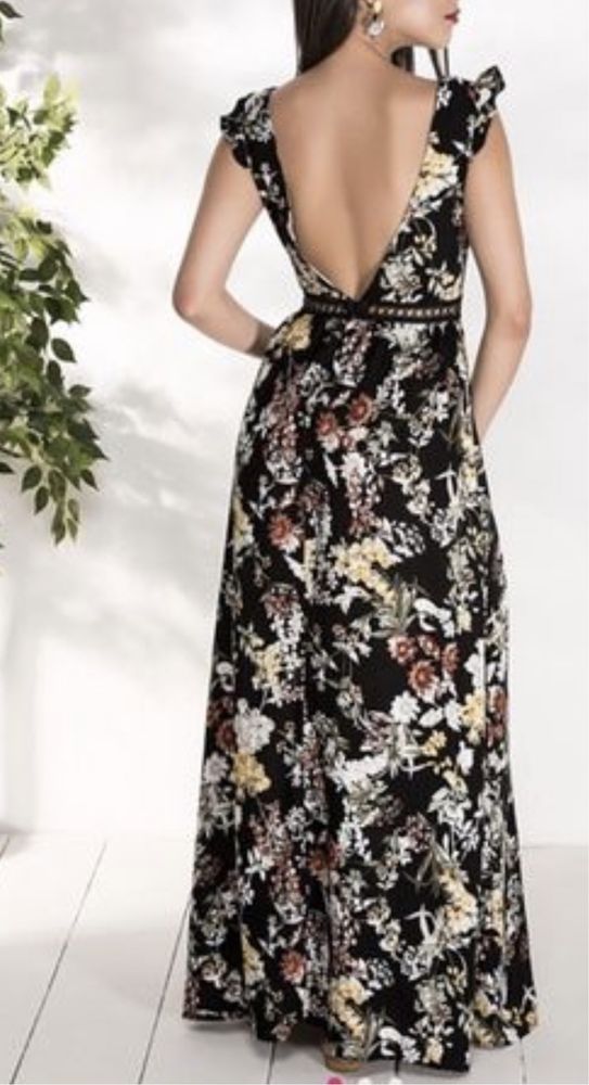 Vestido comprido preto com flores