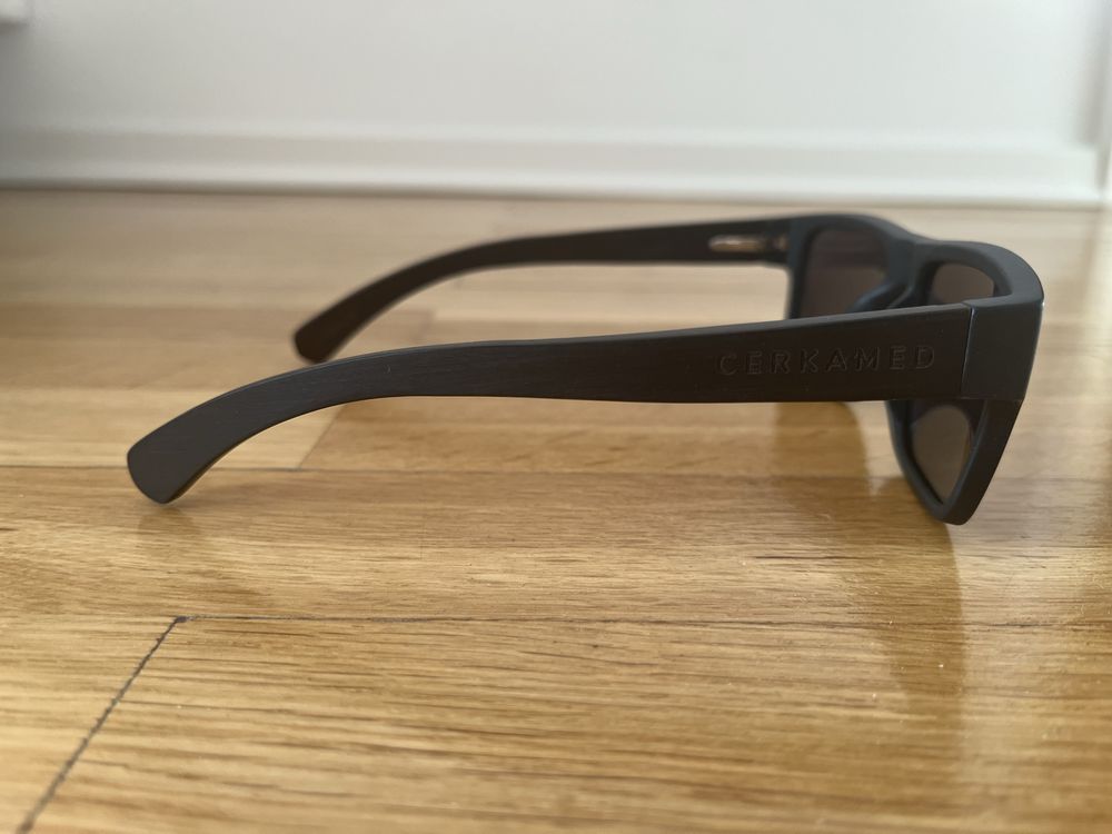 Czarne okulary przeciwsłoneczne wayfarer