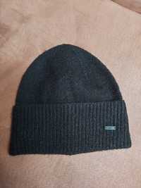 Czarna wełniana cienka czapka zimowa 4F