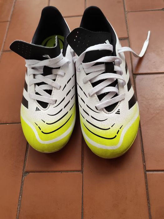 Bota de futebol juvenil