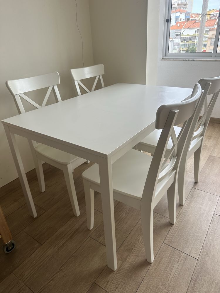Mesa Extensiva c/ 4 cadeiras - Ikea - Excelente estado