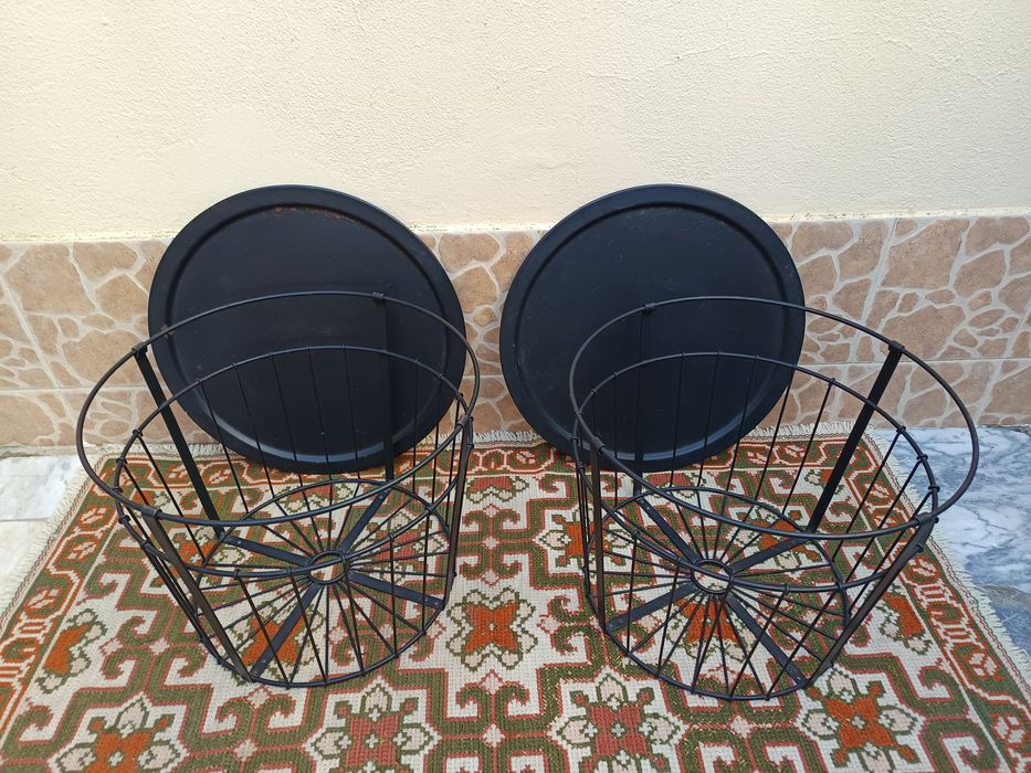 2 mesas de apoio com arrumação do IKEA