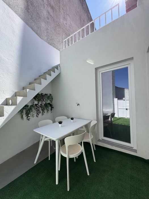 Casa Alentejana T3, lareira, quintal e terraço. Praia fluvial perto.