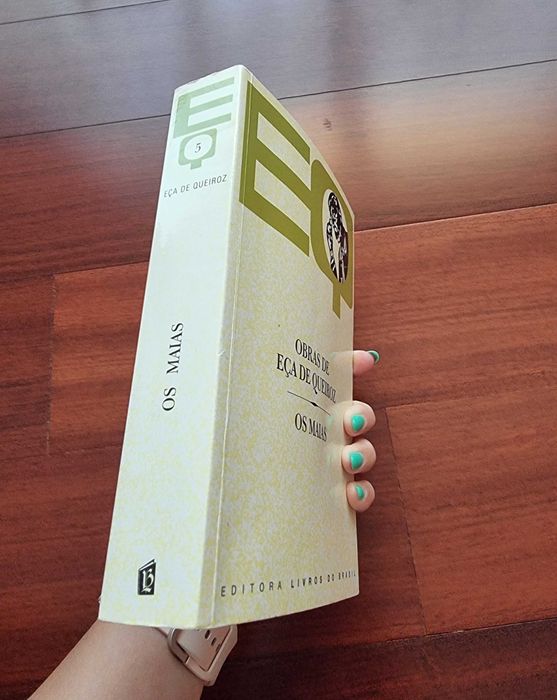 Livro "Os Maias" de Eça de Queiroz