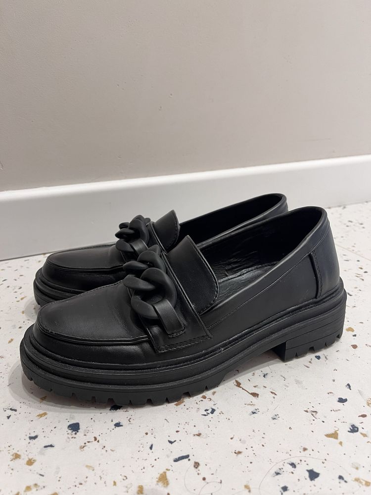 Czarne loafersy damskie