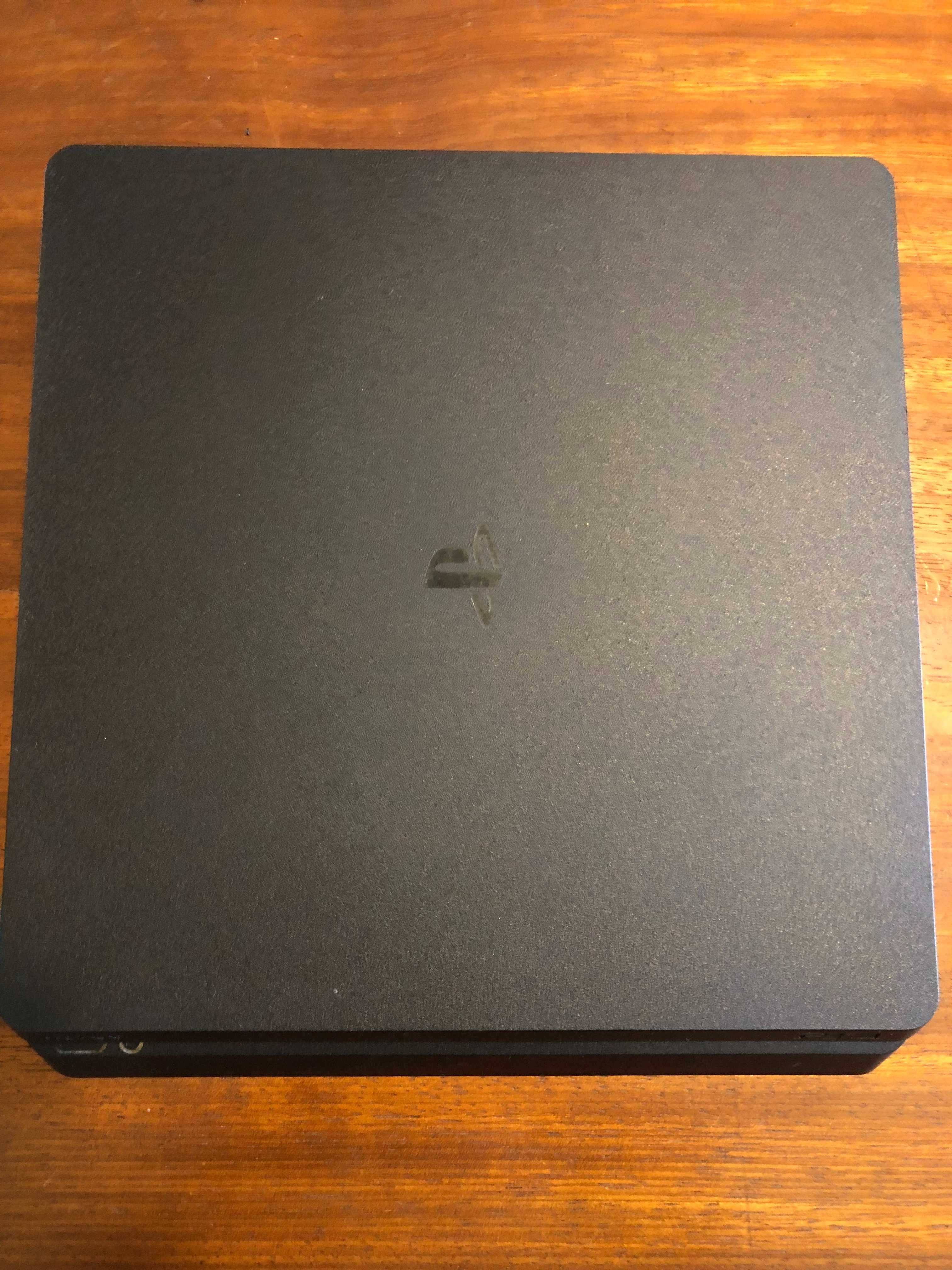 Playstation 4 em excelente estado, Comando e capa de comando.