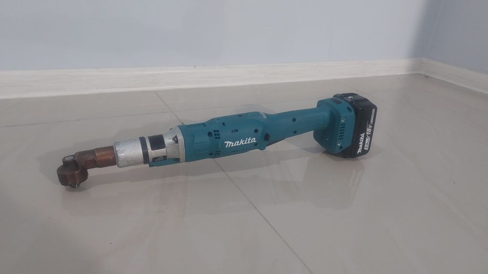 Гайковерт угловой аккумуляторный Makita DFL302F