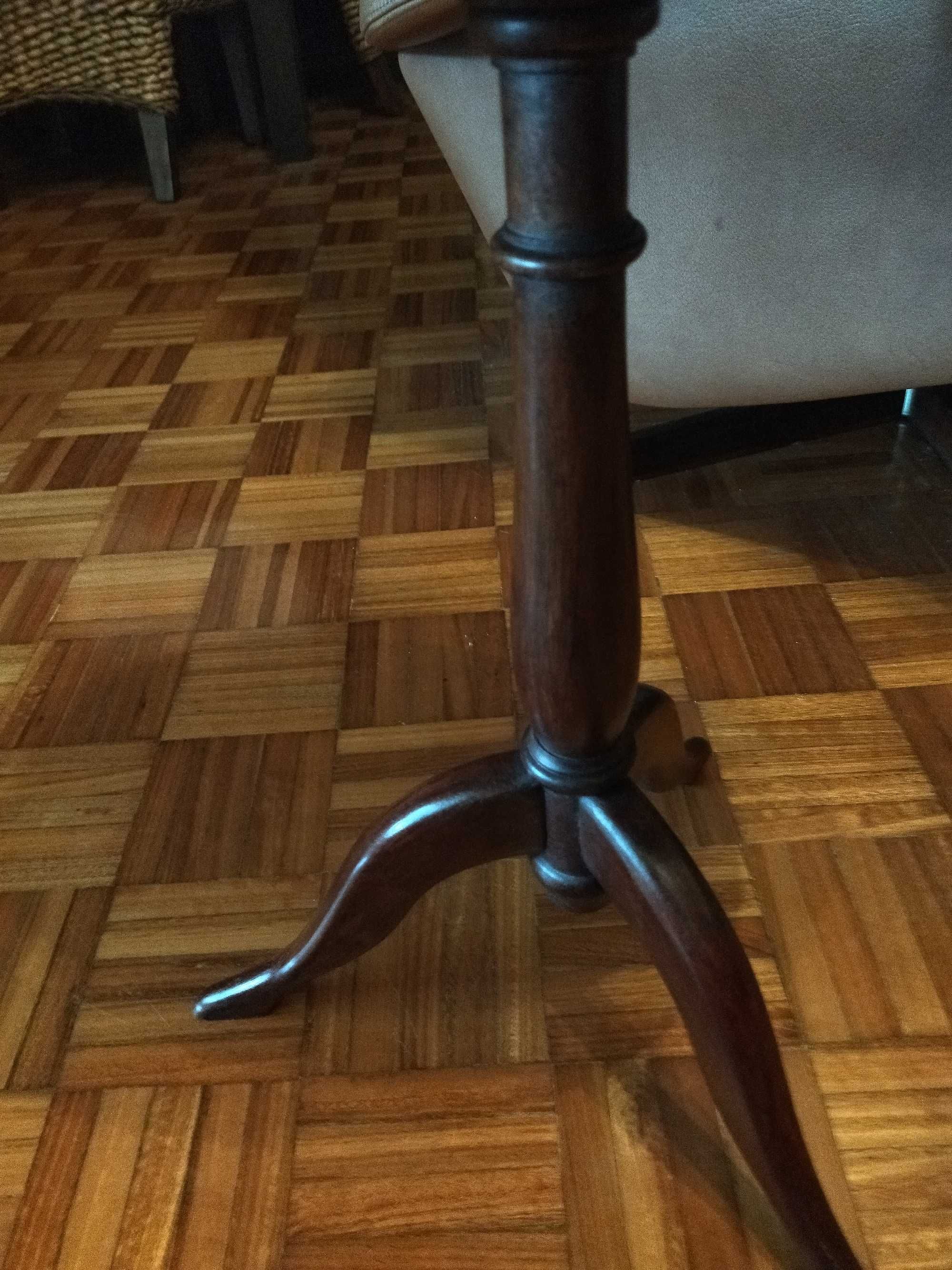 Mesa de apoio com pé de galo e tampo em mármore