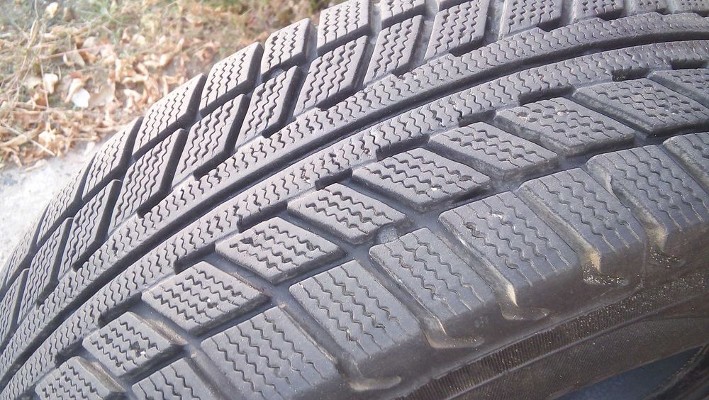 Продам б/у зимнюю резину 175*70 R13 2шт