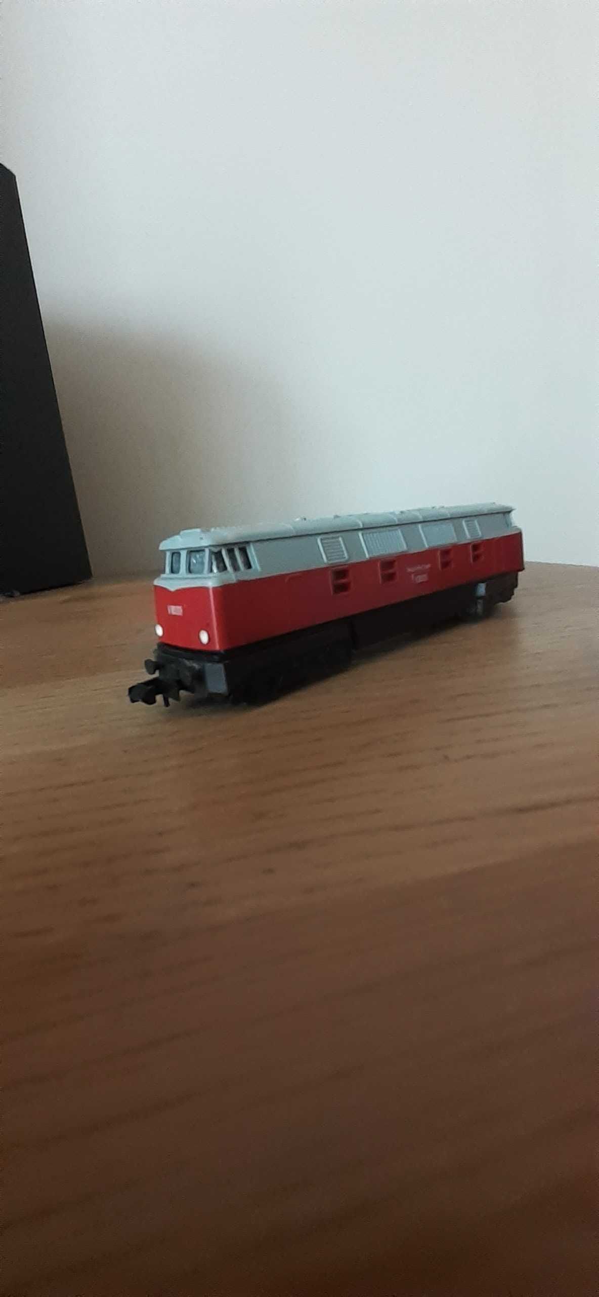 PIKO Lokomotywa spalinowa z 5 wagonami Skala N