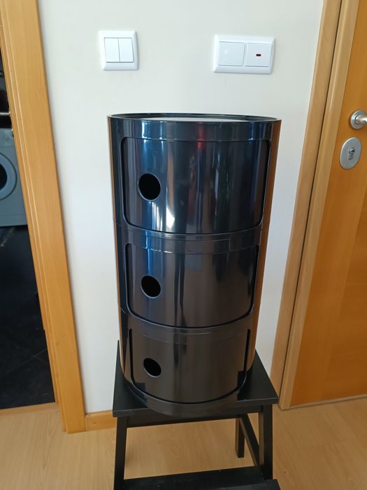 módulo de arrumação cilíndrico do tipo “Componibili”.