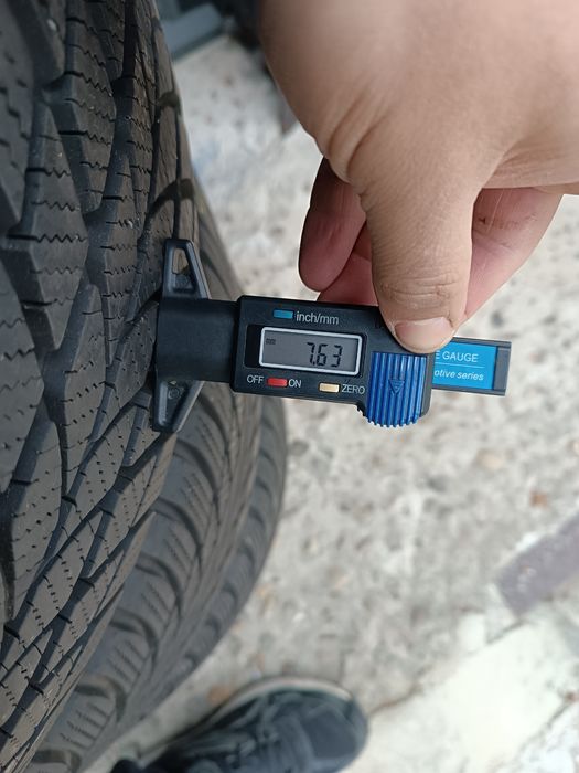 Зимові шини 225/50/17 Bridgestone Blizzak LM001