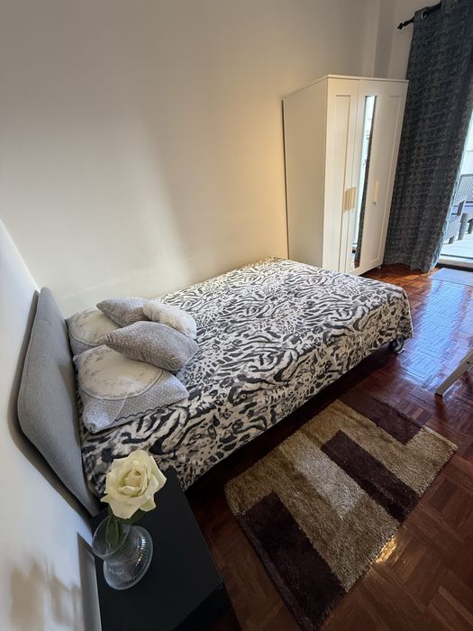 Quarto amplo mobiliado com varanda em Entroncamento p entrada imediata