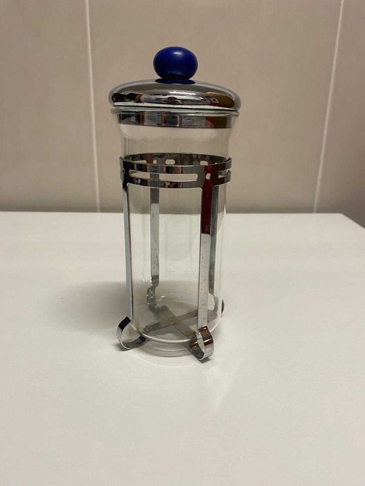 Caixa em vidro com tampa metálica