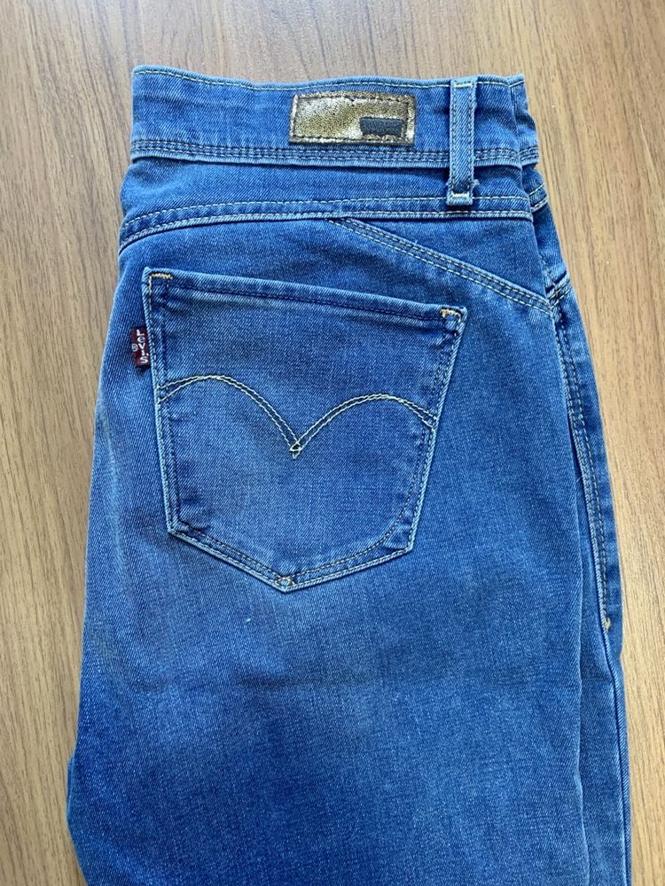 Джинсы Levis