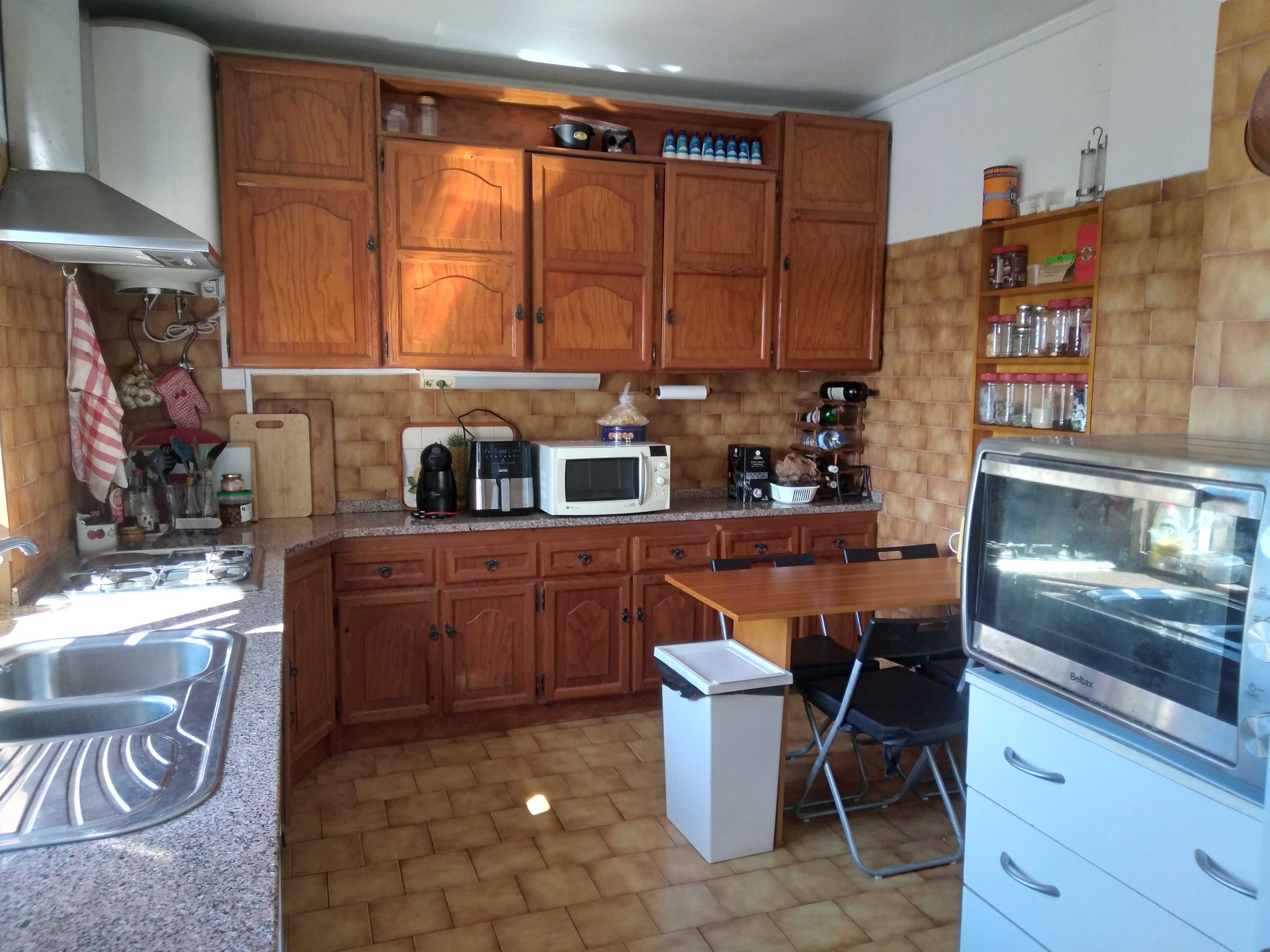 Alugo quarto  a senhora na MALVEIRA Mafra