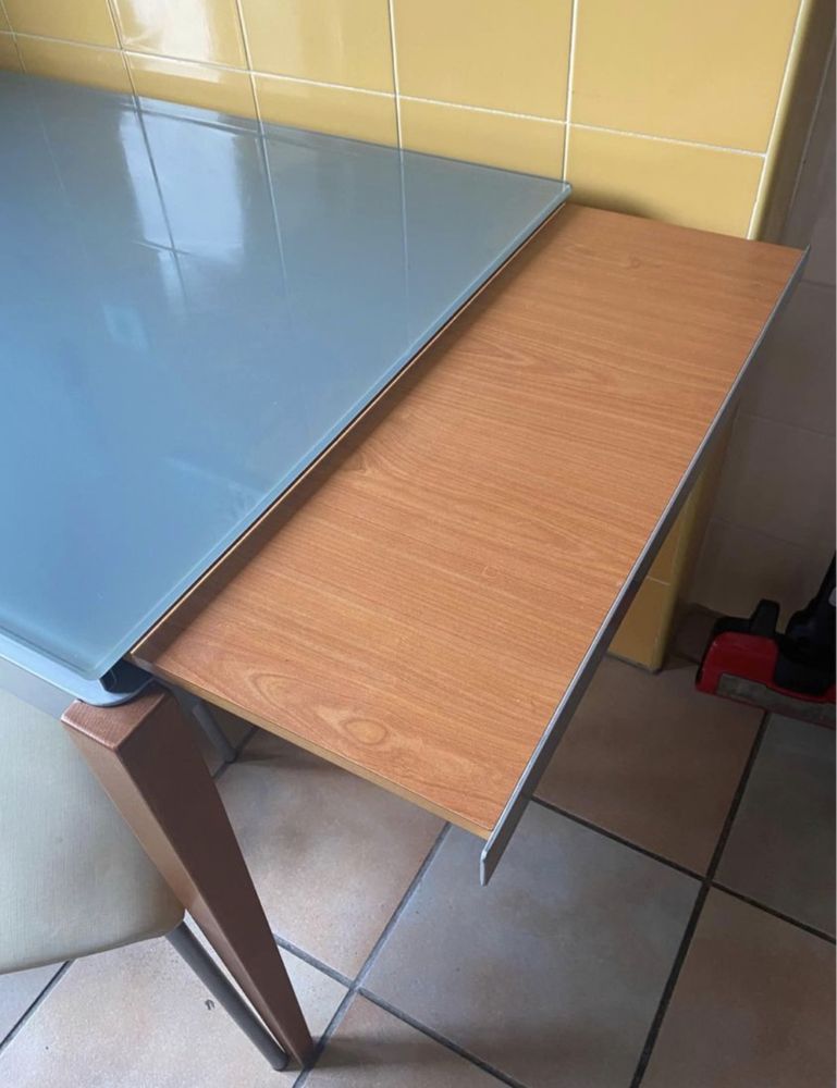 Mesa extensível tampo em vidro em cerejeira