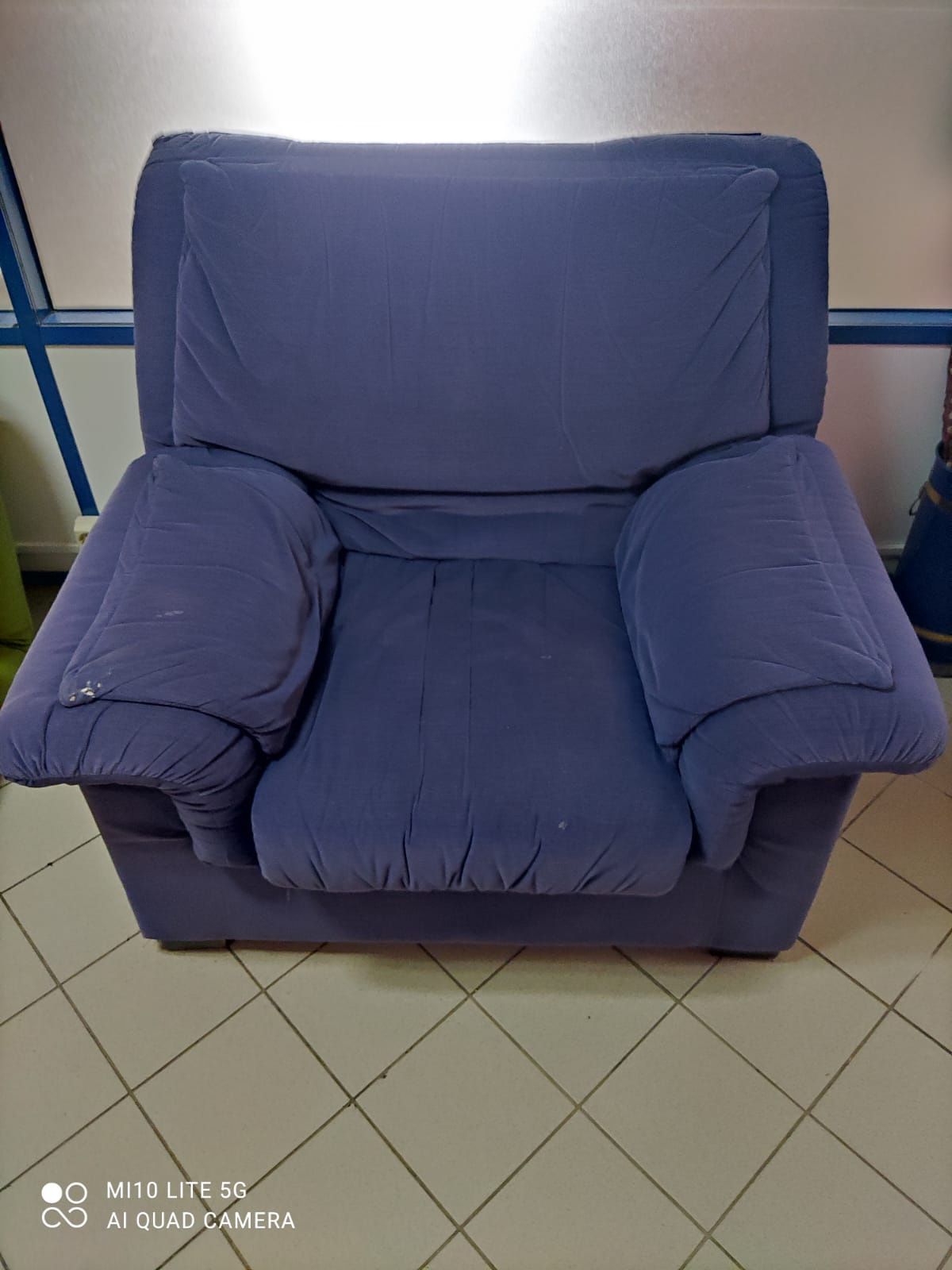 Sofá single extremamente confortável.