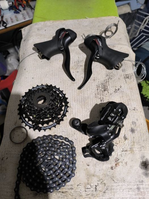 Manetes de estrada e grupo Shimano 2x7v