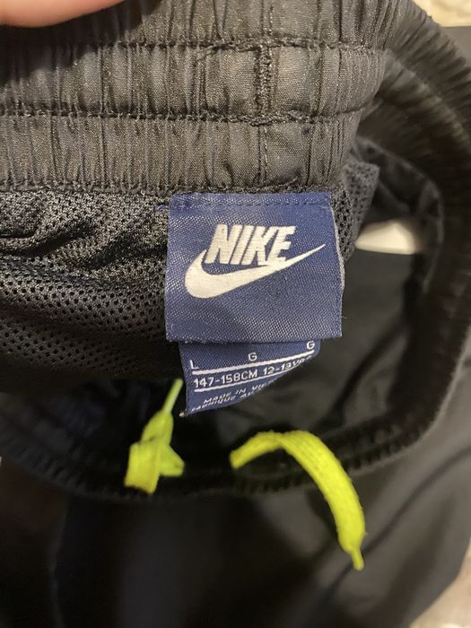 Чорні спортивні нейлонові штани від бренду Nike