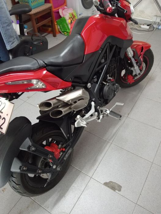 Benelli TNT 125 vermelha