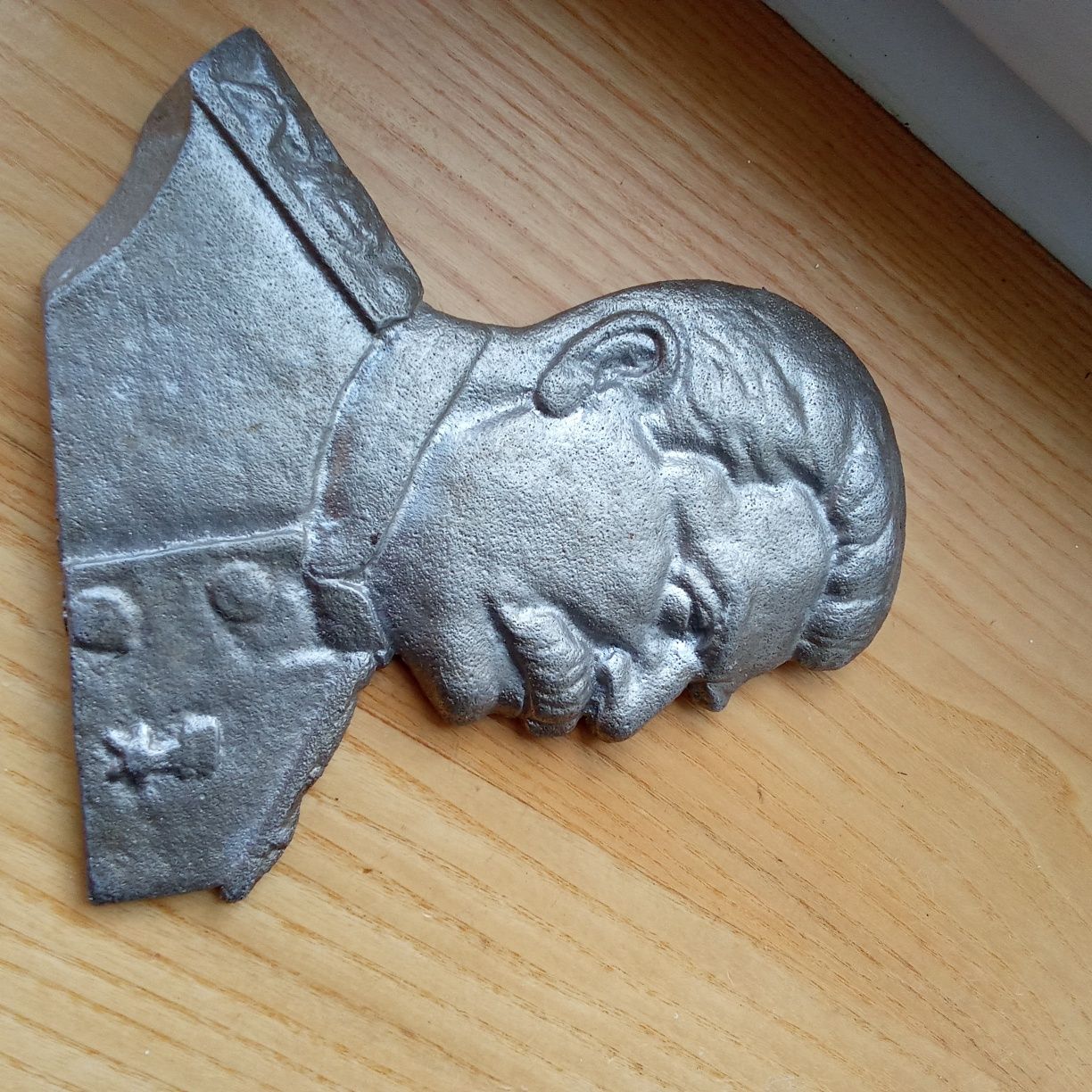 płaskorzeźba przedstawiająca radzieckiego metalowego dyktatora Stalina
