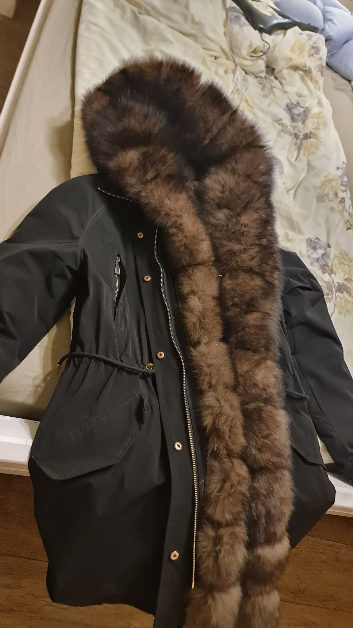 Продам женскую итальянскую куртку-парку, натуральный мех.