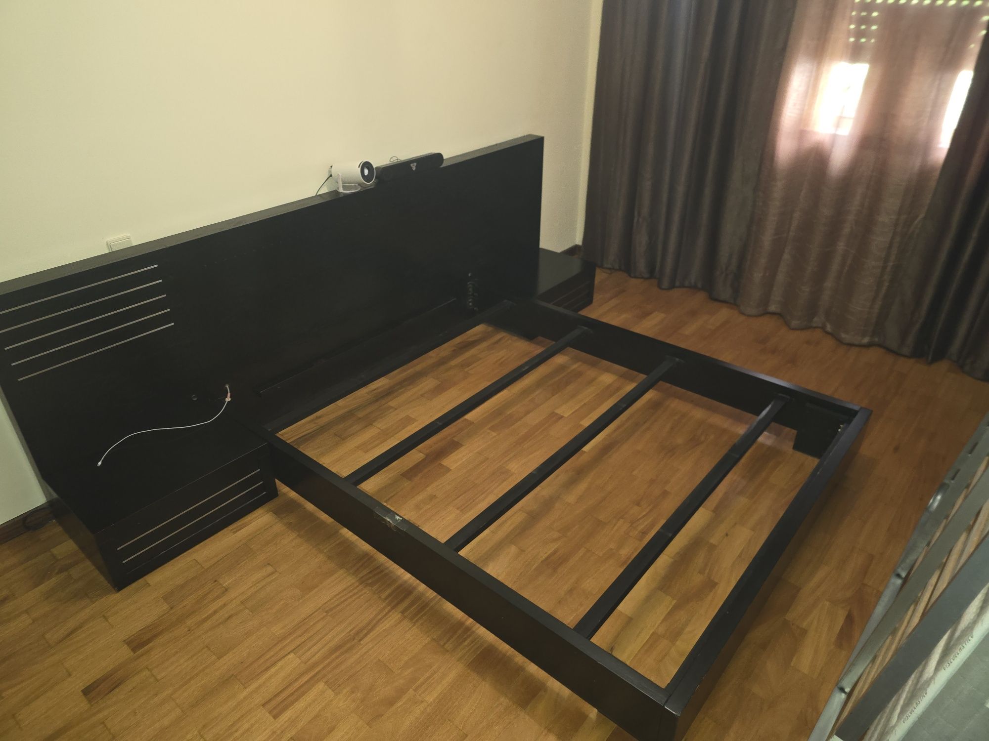 Conjunto cama de casal e movel com arrumação
