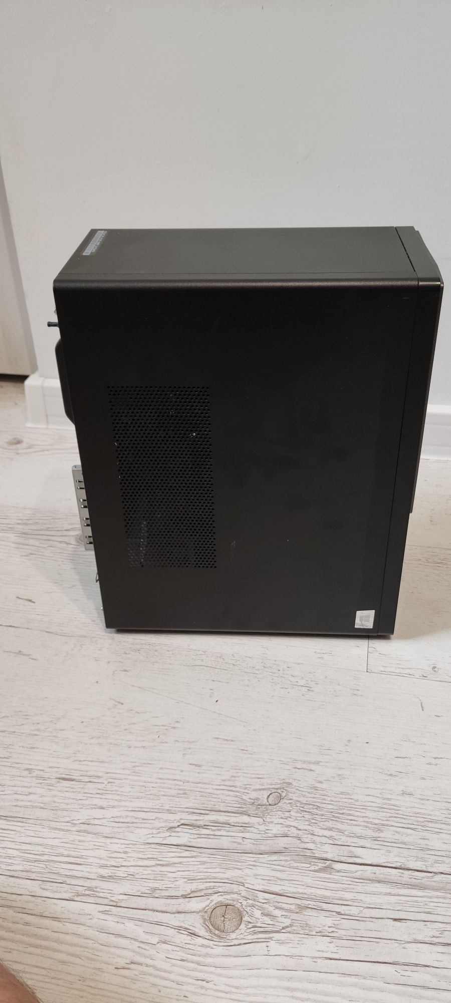 Komputer lenovo z klawiaturą i myszką