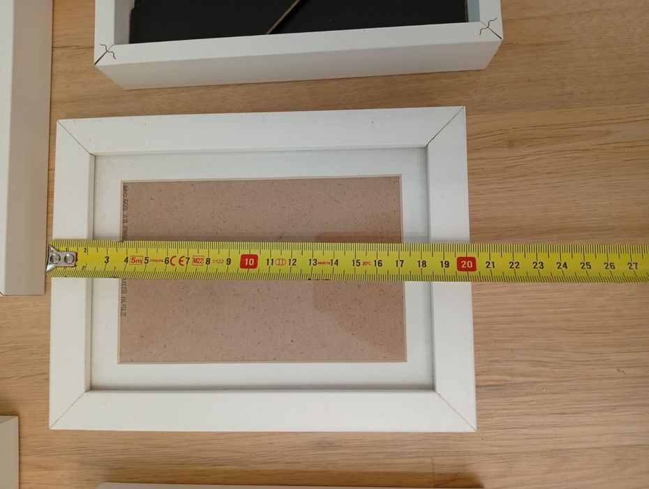 5 molduras brancas Ikea com 2 tamanhos diferentes