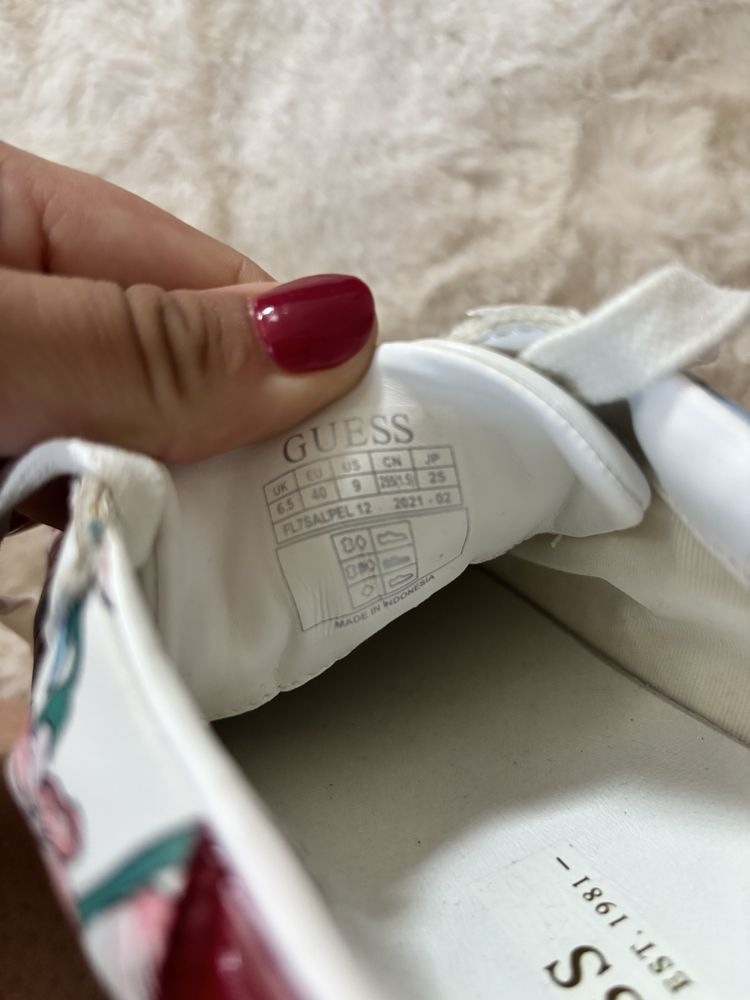 Buty sportowe Guess r. 40 25 cm biale wiazane w kwiaty biala podeszwa