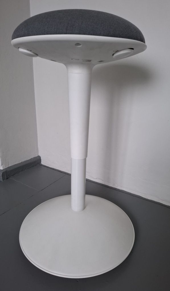IKEA Nilserik stołek do biurka biały z szarym pokryciem.