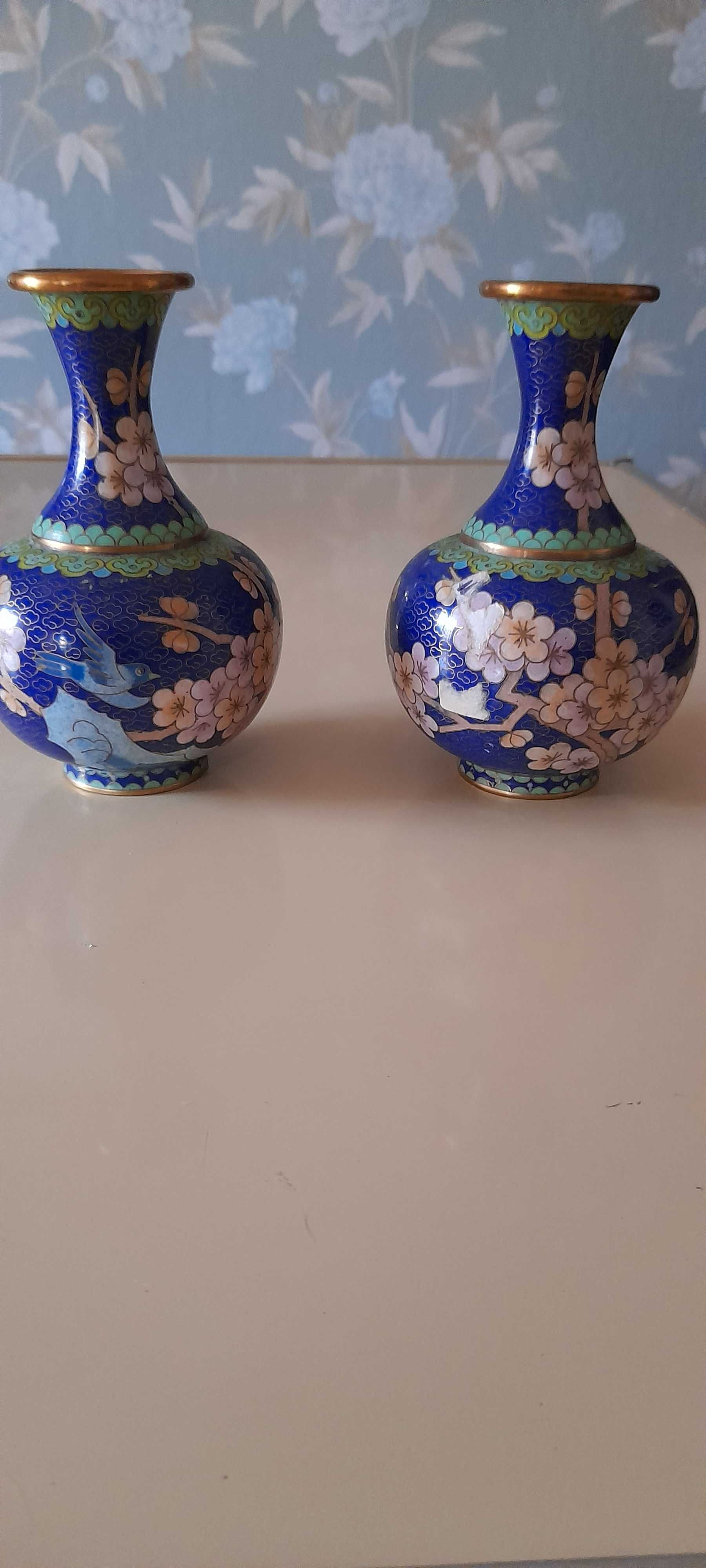 Par Jarras em Cloisonné, China, decorada com flores, séc. XX