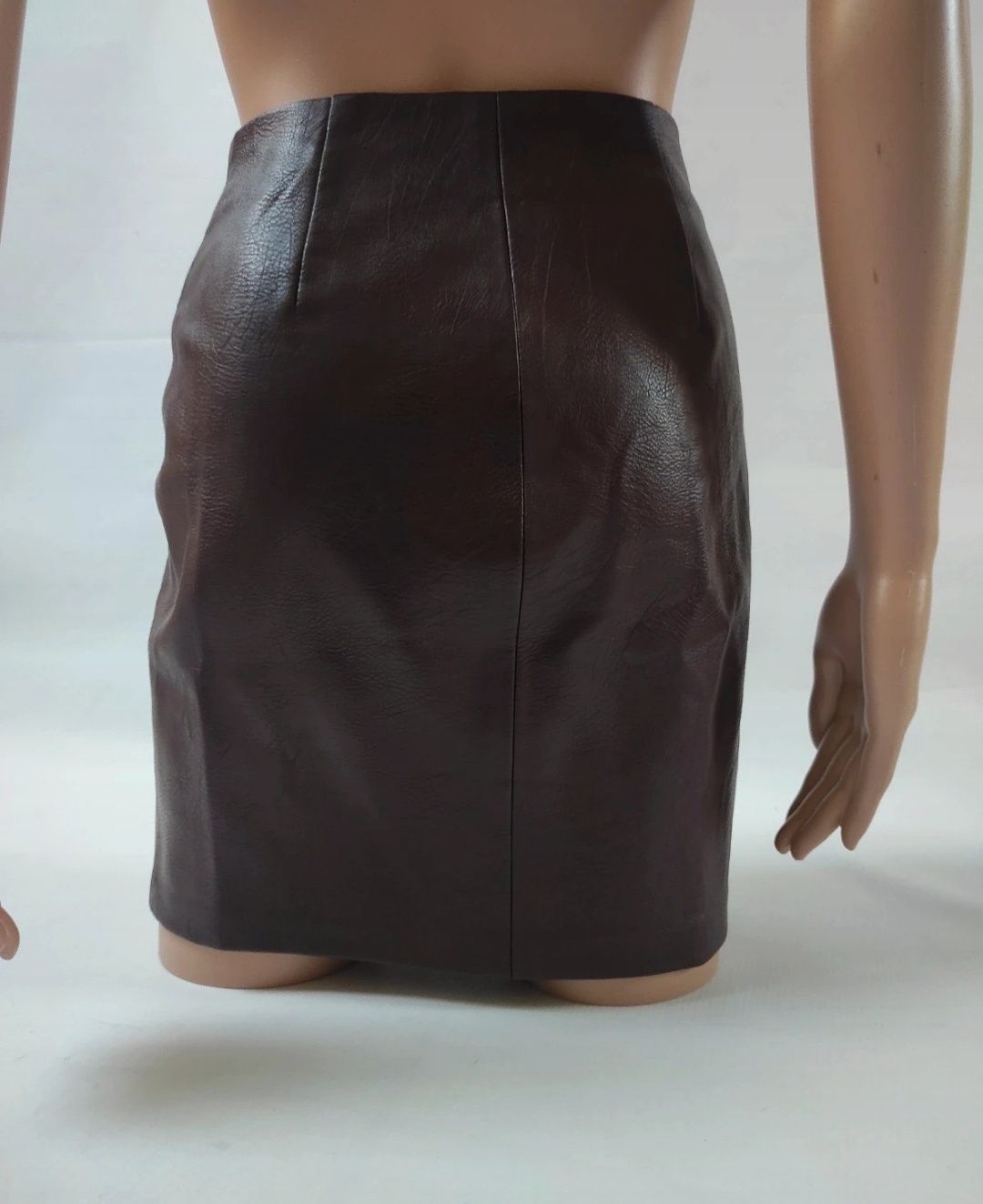 Bordowa ciemnobrązowa spódnica woskowa krótka suwaki Stradivarius XXS