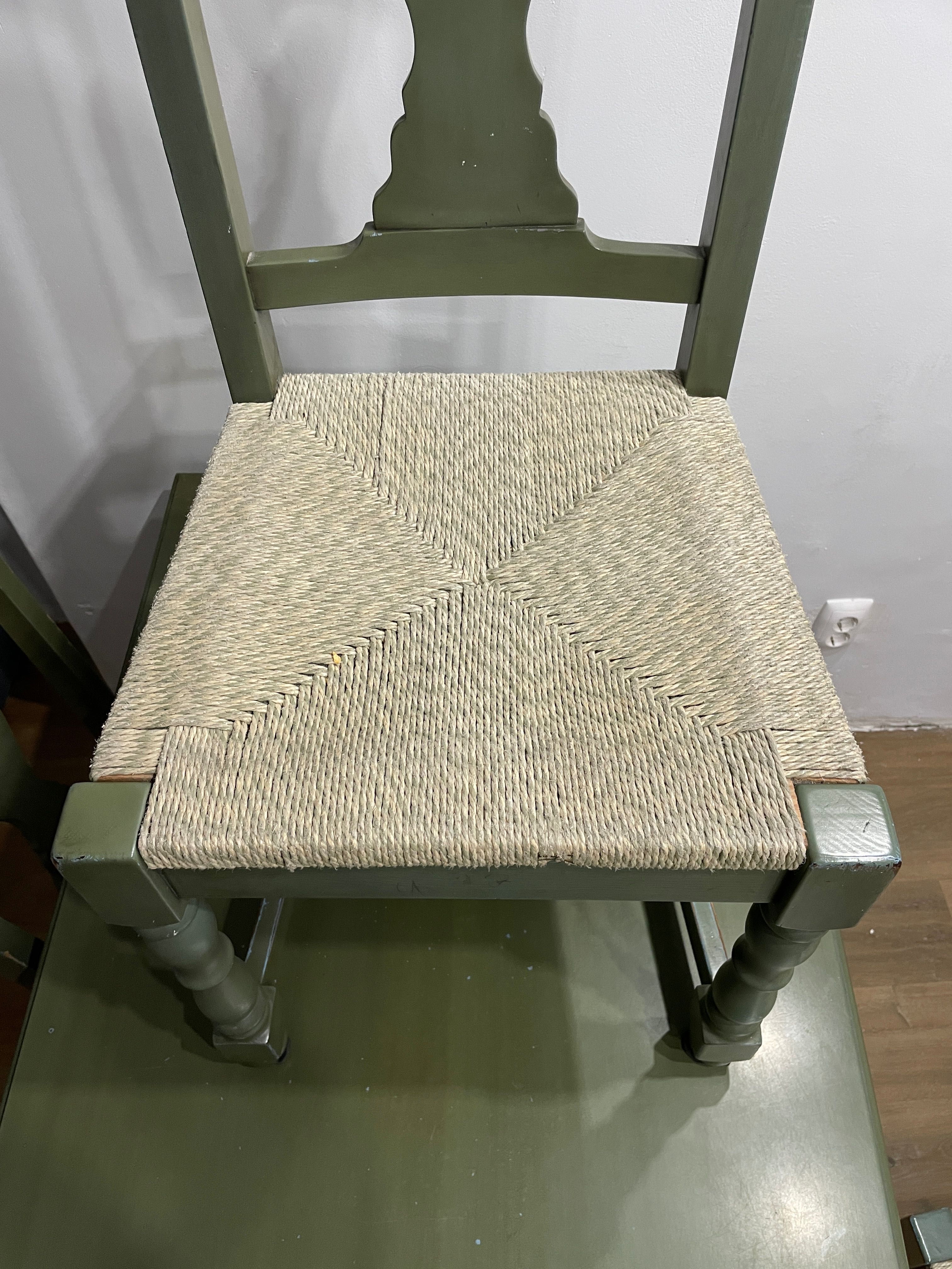 Mesa e 6 cadeiras em madeira