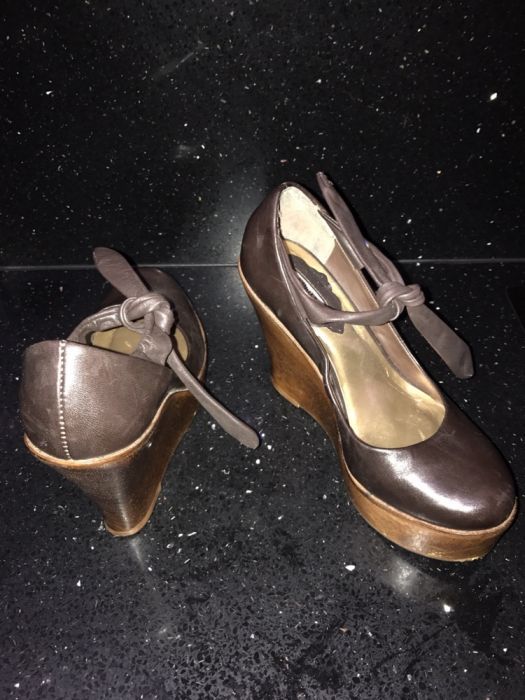 Sapatos cunha da Schütz 35