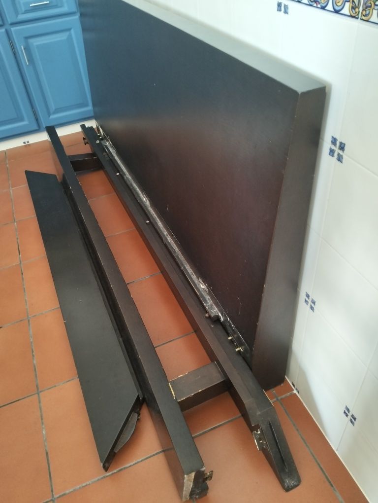 Cama com estrado 140x200 em wangue.