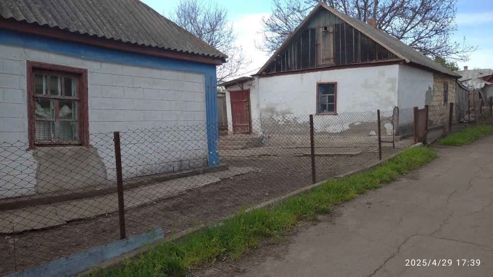 Продам два дома подряд с  большим земельным участком